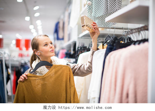 年轻女人在时装店购物的特写